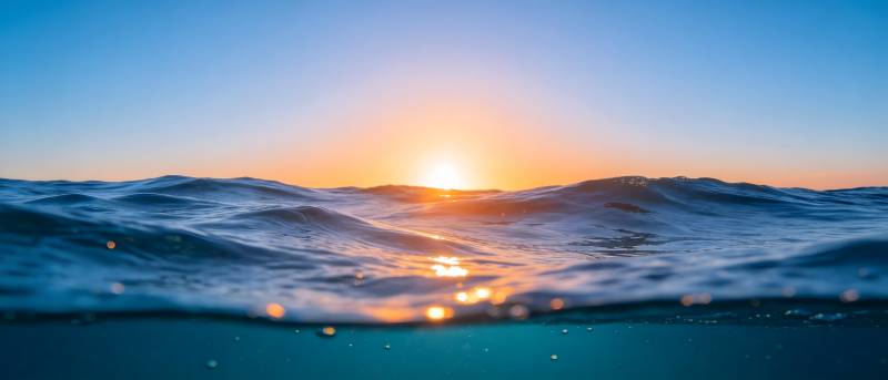 海平线上的金色日落图片