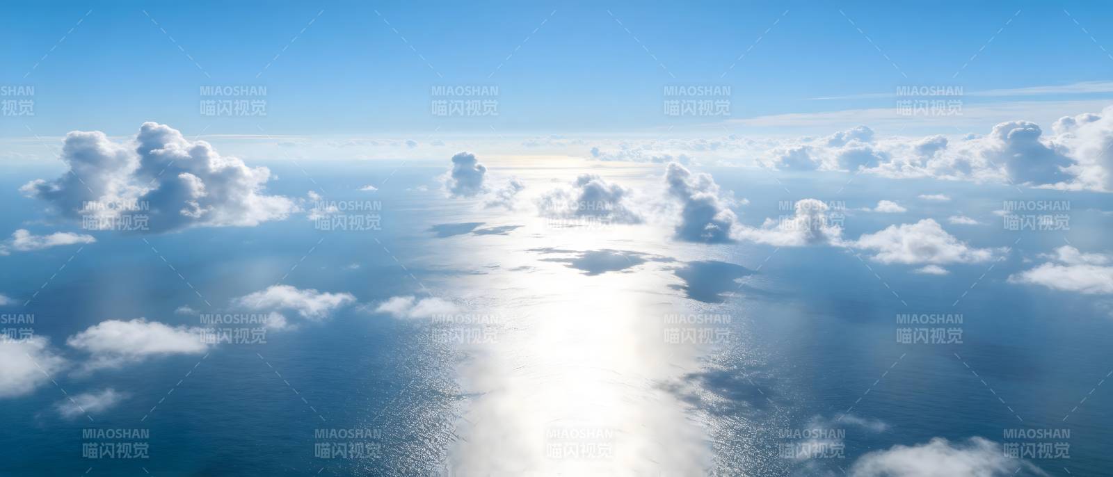 云海之上 阳光洒落天际图片