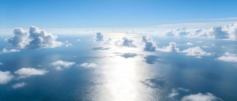 云海之上 阳光洒落天际图片