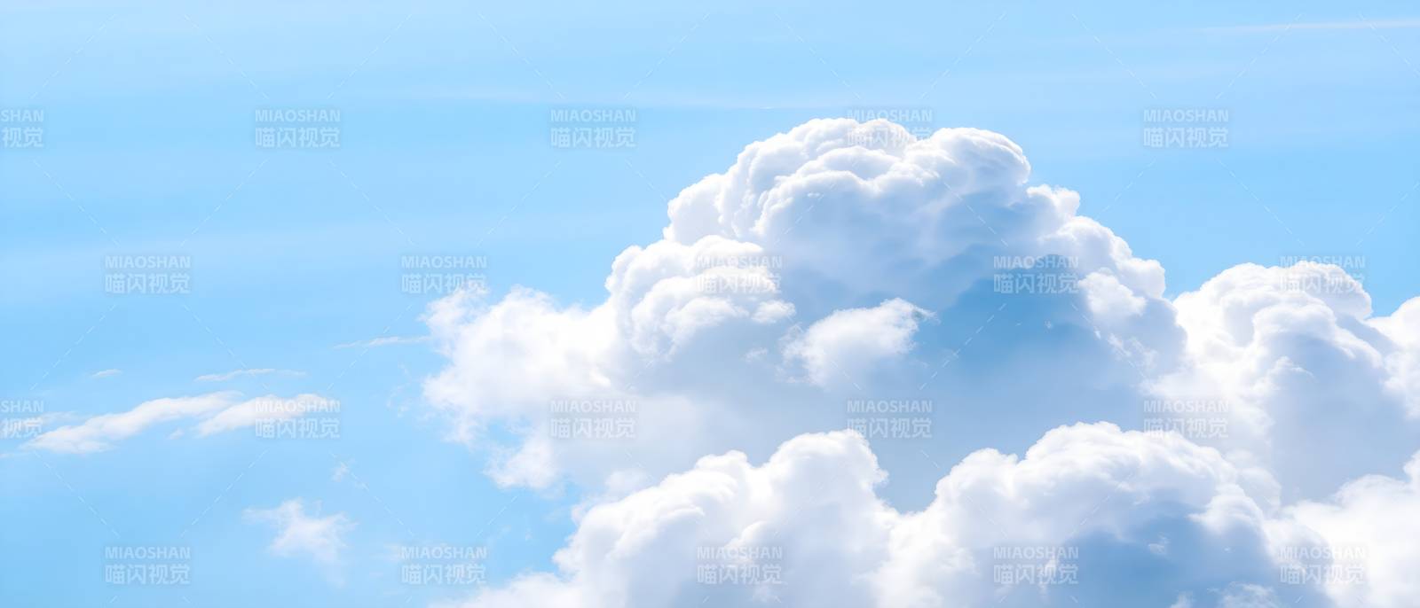 蓝天白云 云朵蓬松如棉图片