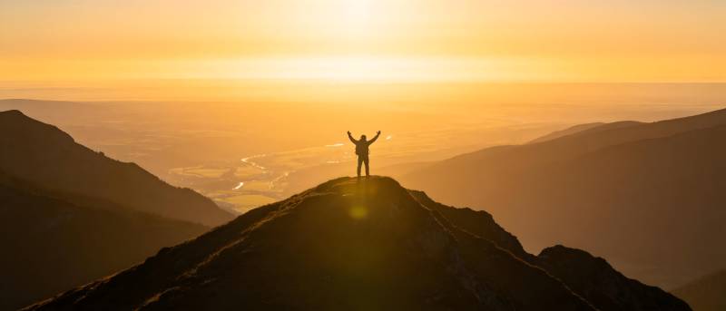 山顶迎日出 双臂展辉煌图片