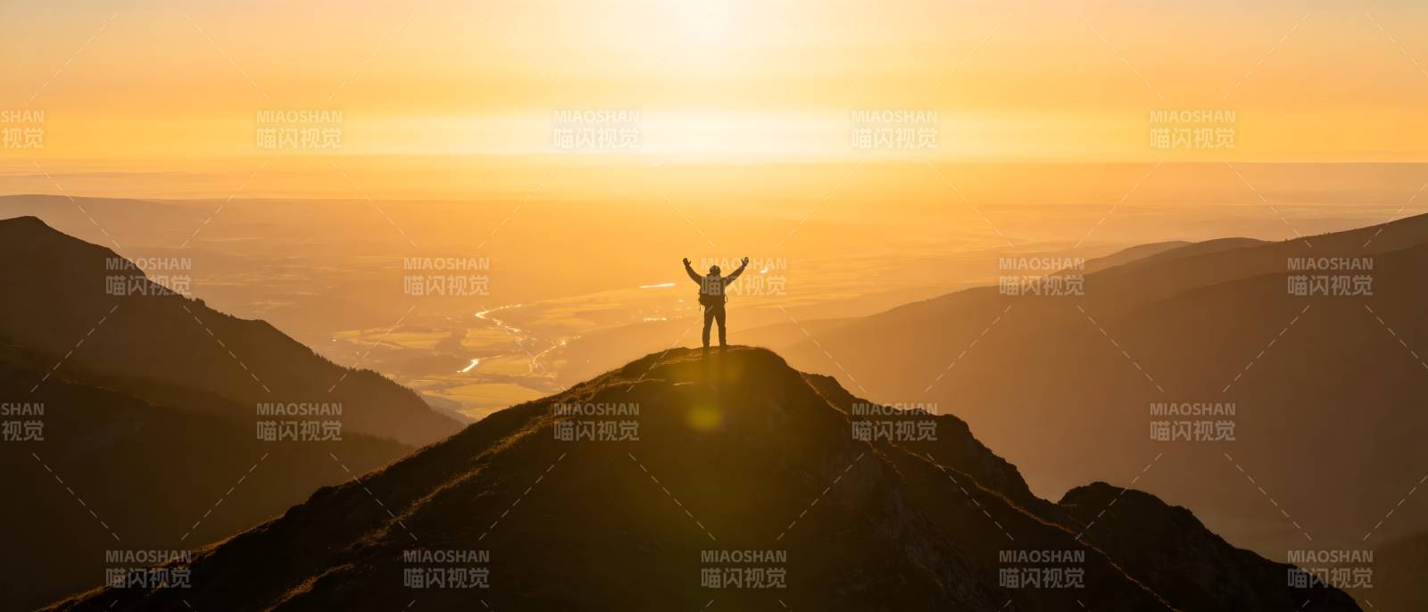 山顶迎日出 双臂展辉煌图片
