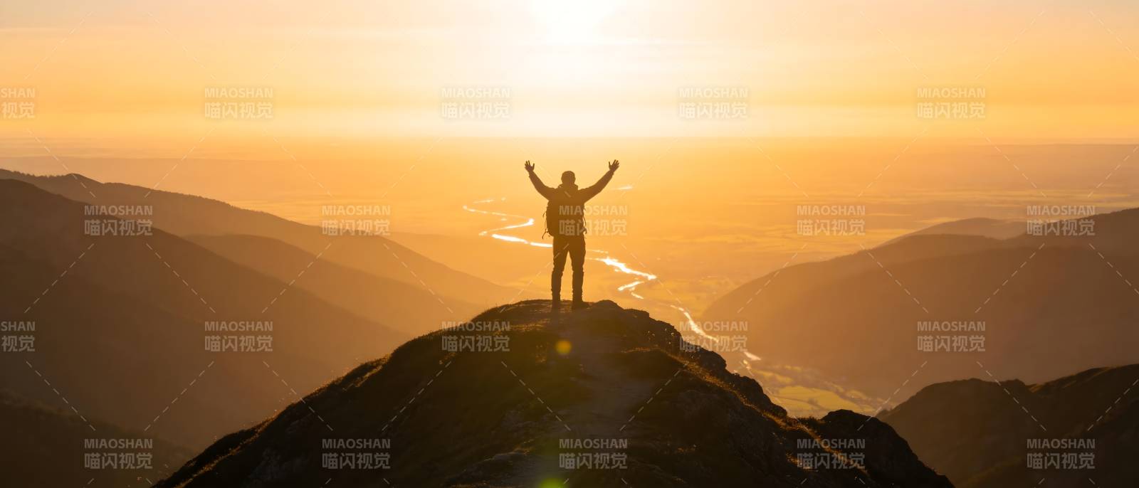 登顶欢呼 拥抱日出辉煌图片