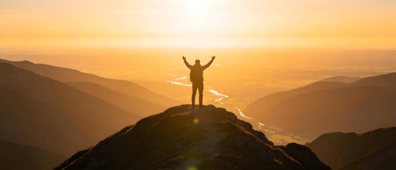 登顶欢呼 拥抱日出辉煌图片