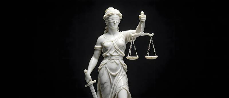 正义女神持天平与剑图片