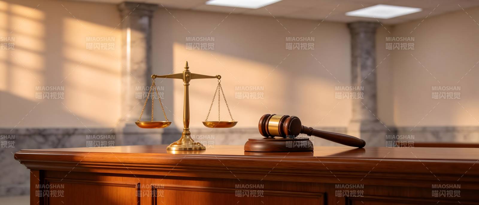 法槌与天平 正义的象征图片