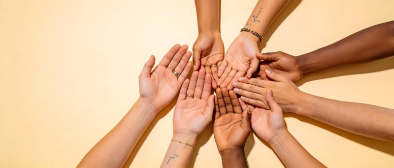 众人携手 同心协力图片