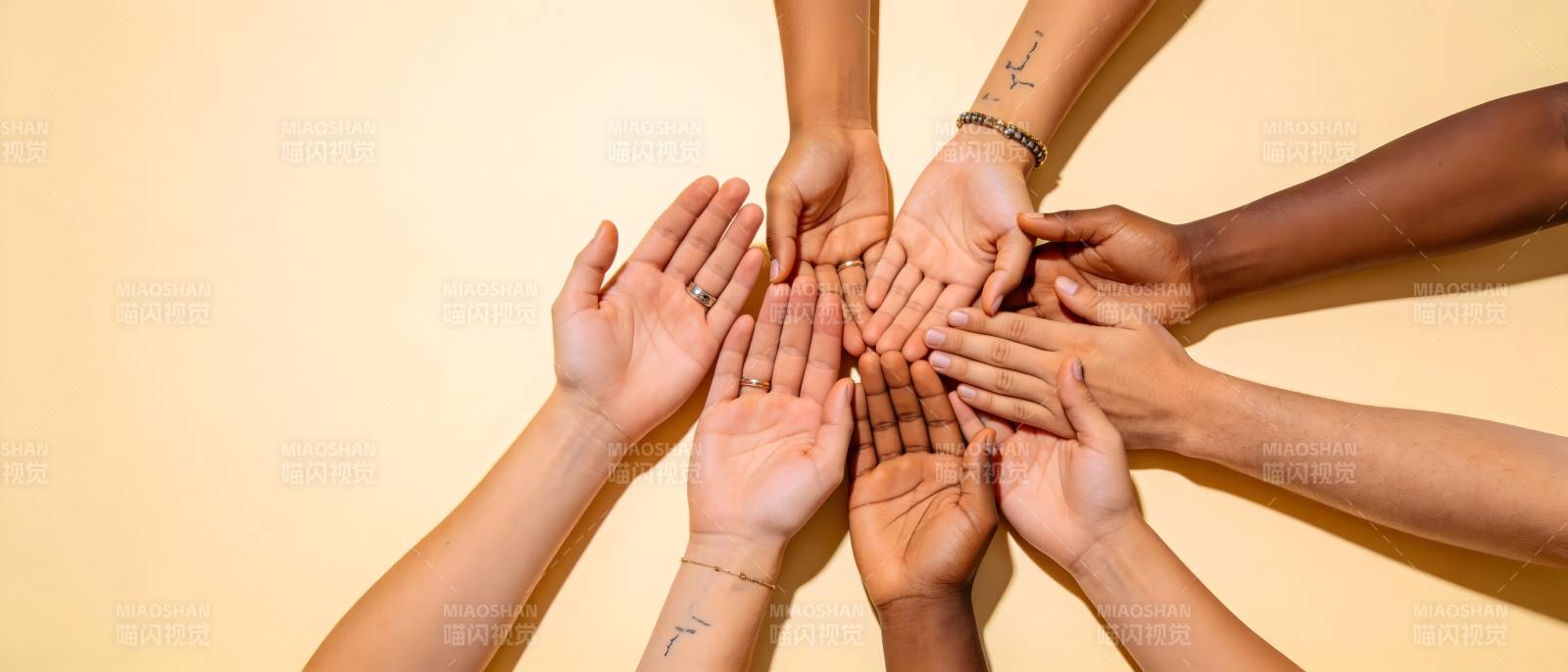 众人携手 同心协力图片