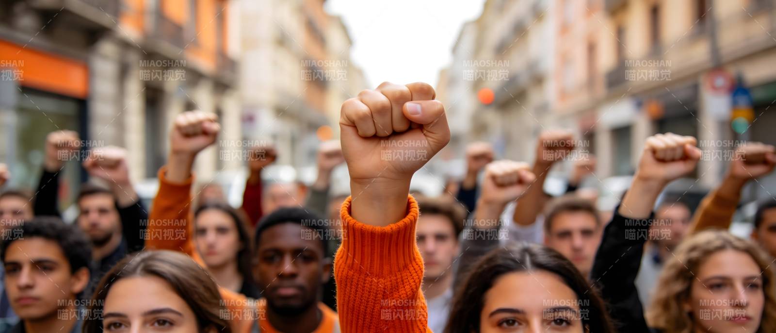 众人举拳 街头抗议示威图片