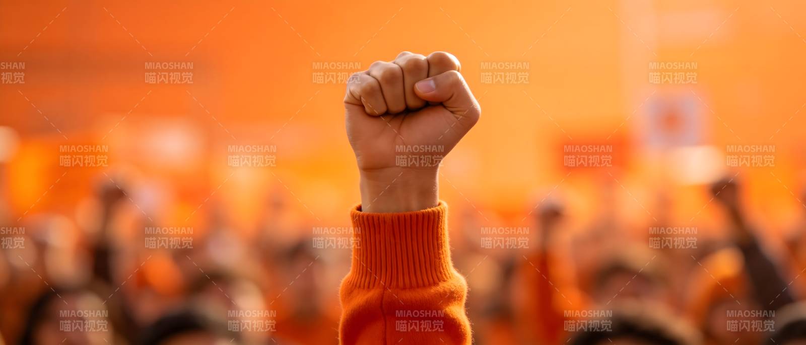 橙色浪潮 拳头高举显力量图片
