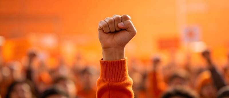 橙色浪潮 拳头高举显力量图片
