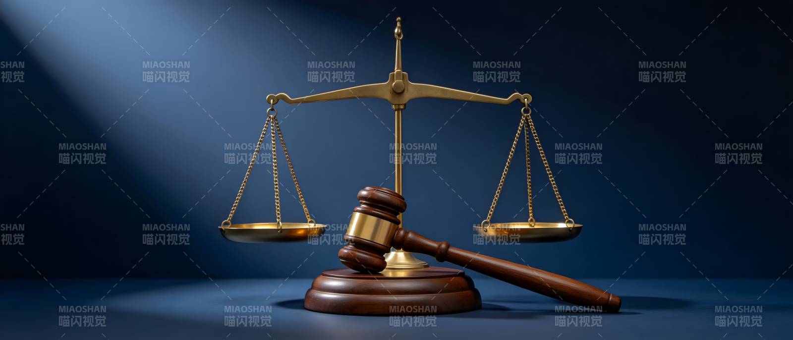 法槌与天平 正义的象征图片