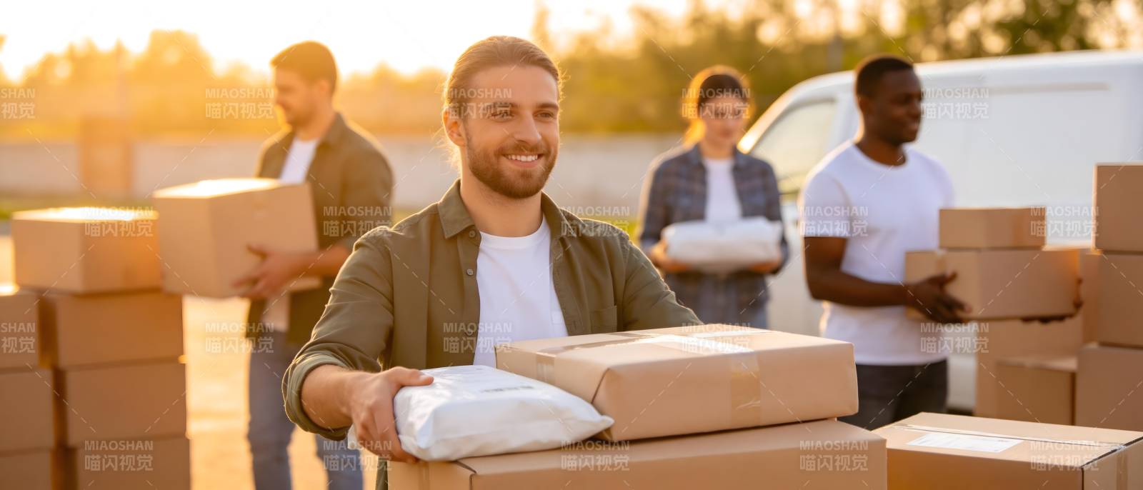 快递小哥微笑送货中图片