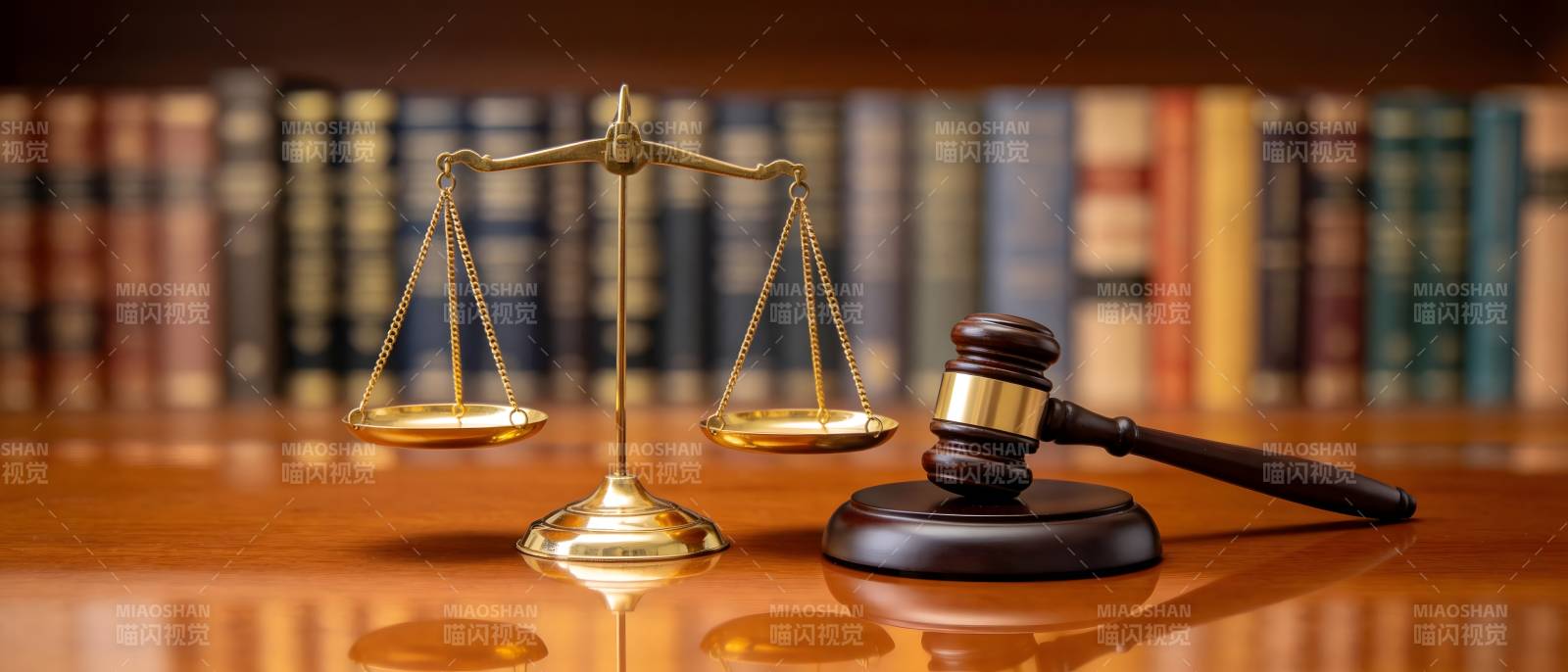 法槌与天平 正义的象征图片