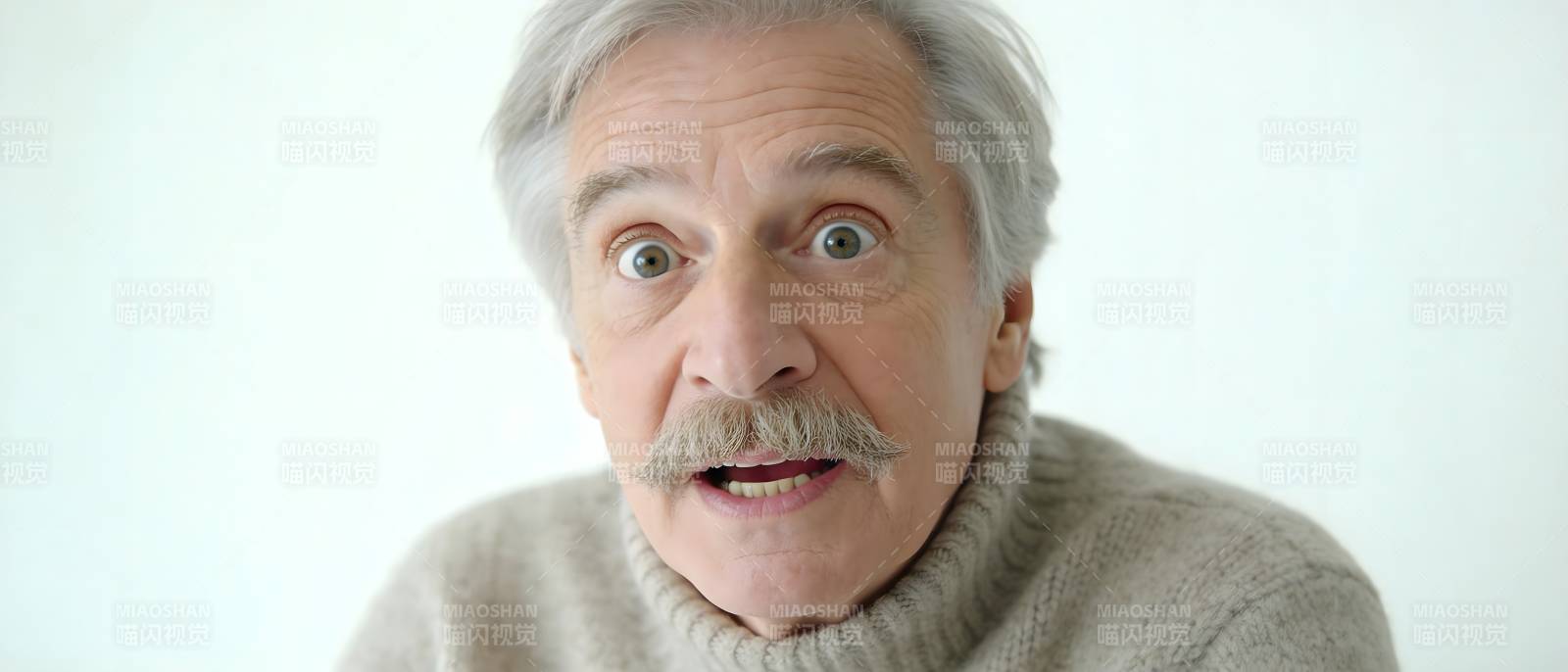 老人惊讶表情特写图片