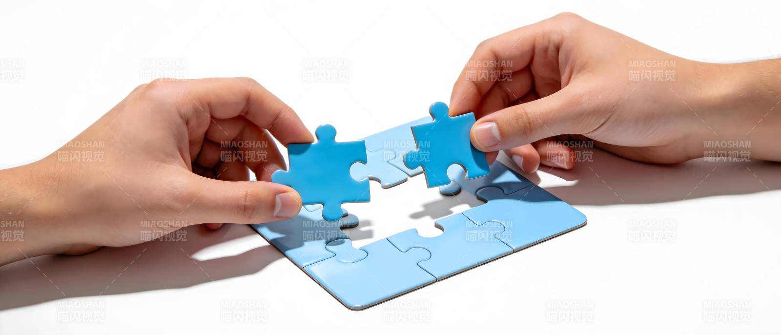 双手拼合蓝色拼图图片