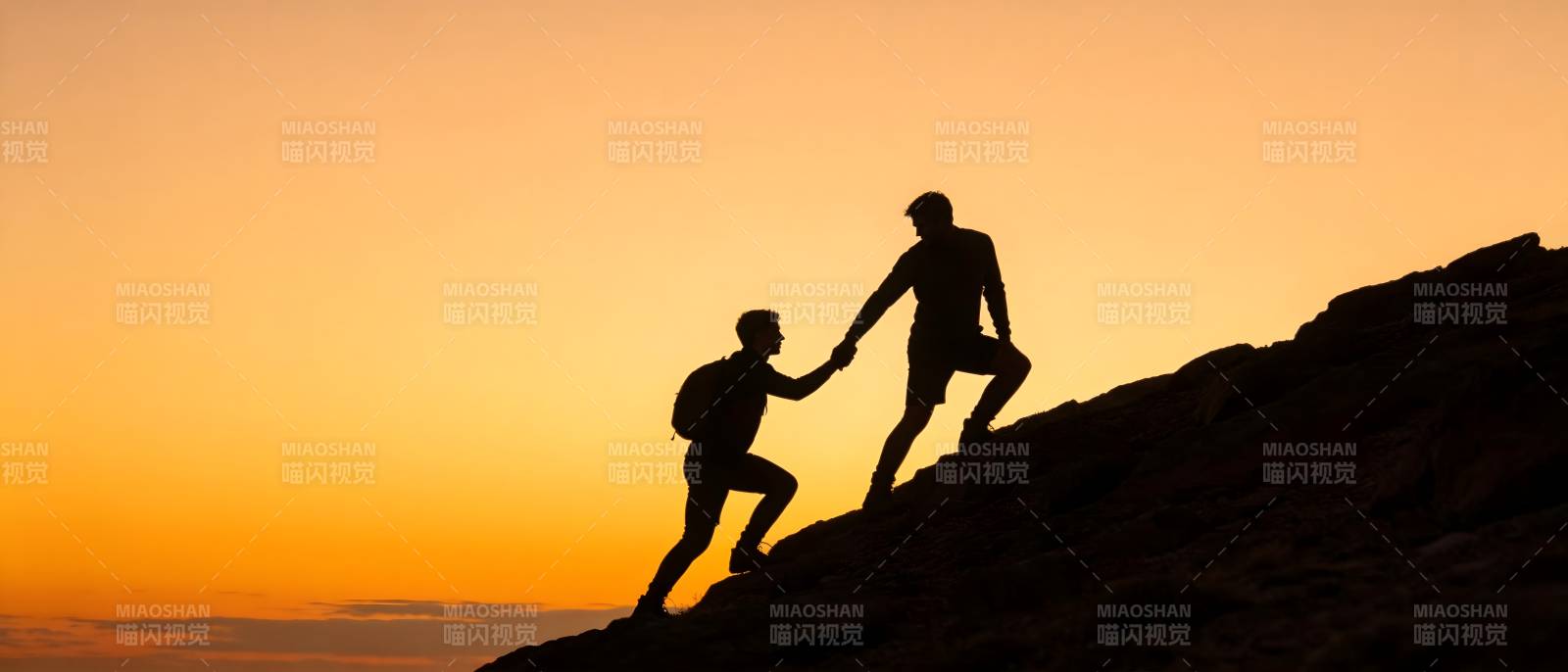 携手登顶 共赴夕阳图片