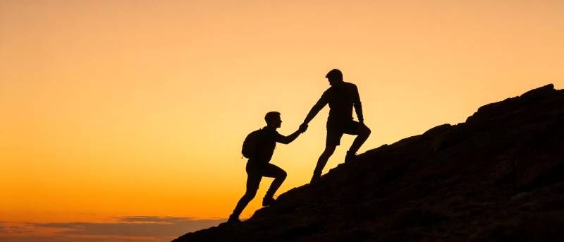 携手登顶 共赴夕阳图片
