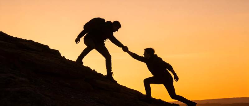 携手攀高峰 夕阳映同心图片