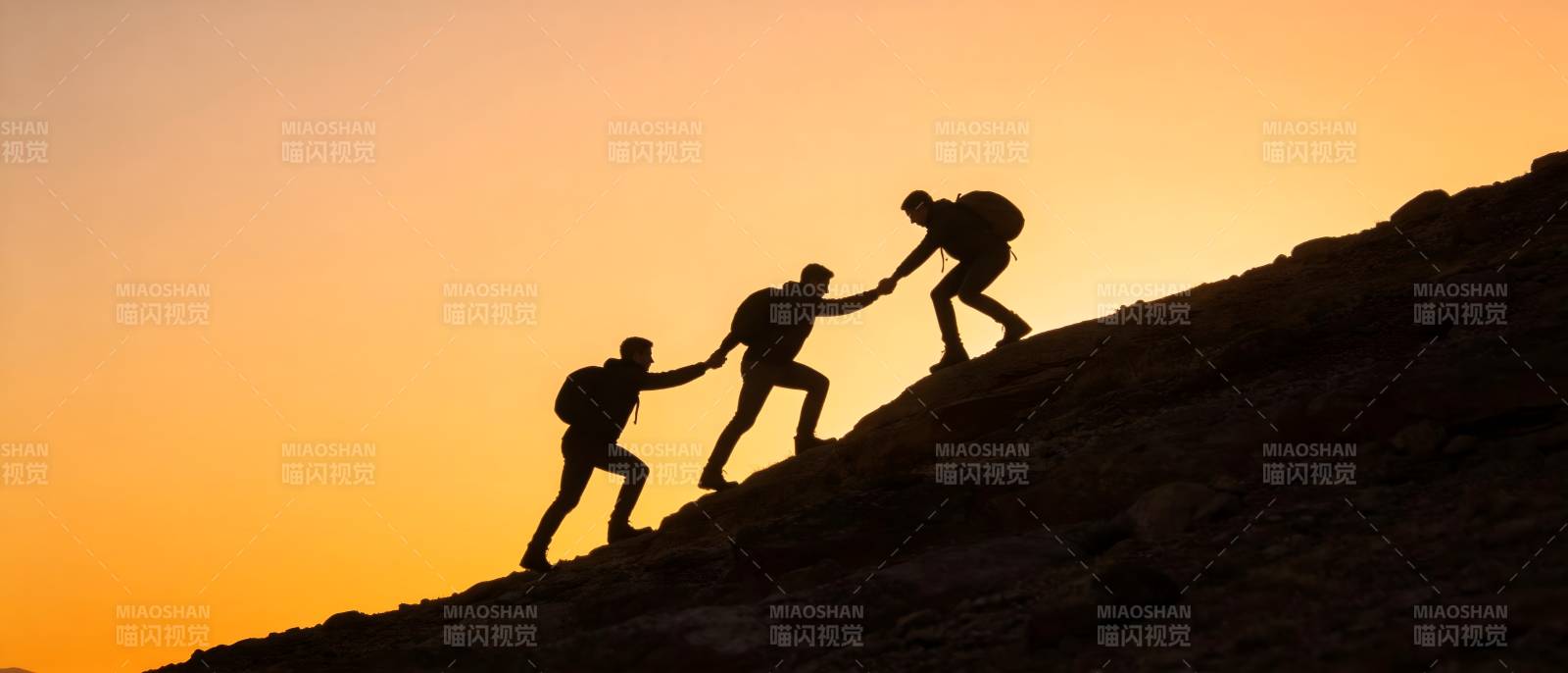 携手攀峰 夕阳同行图片
