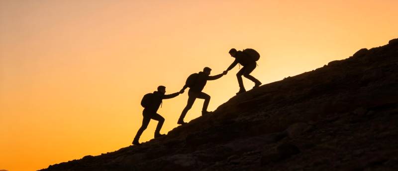 携手攀峰 夕阳同行图片