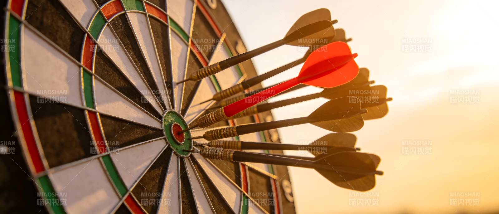 飞镖正中靶心 精准无误图片