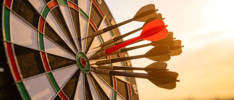 飞镖正中靶心 精准无误图片