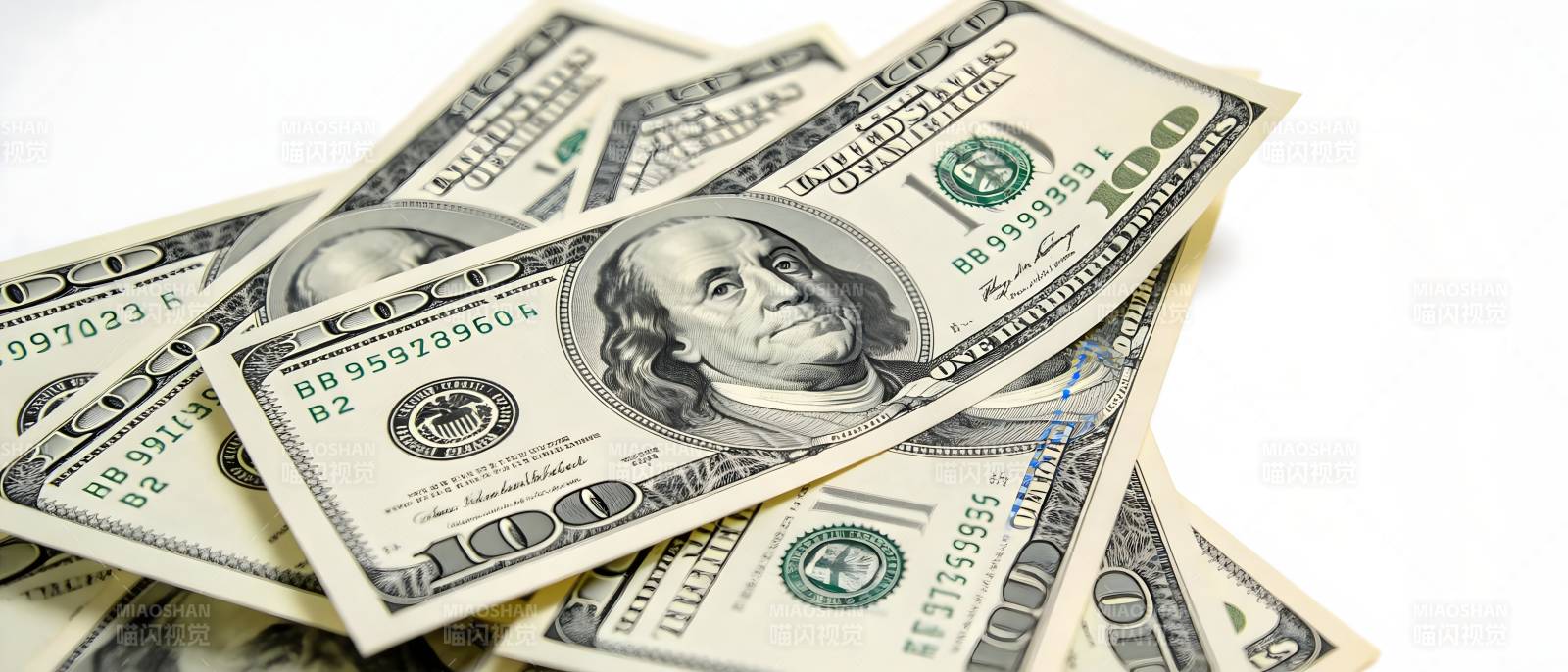 百元美钞堆叠特写图片