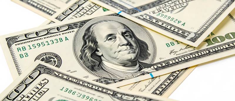 百元美钞堆叠特写图片