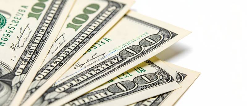 百元美钞扇形展开特写图片