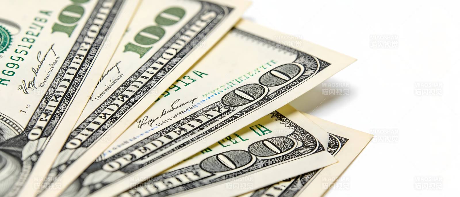 百元美钞扇形展开特写图片