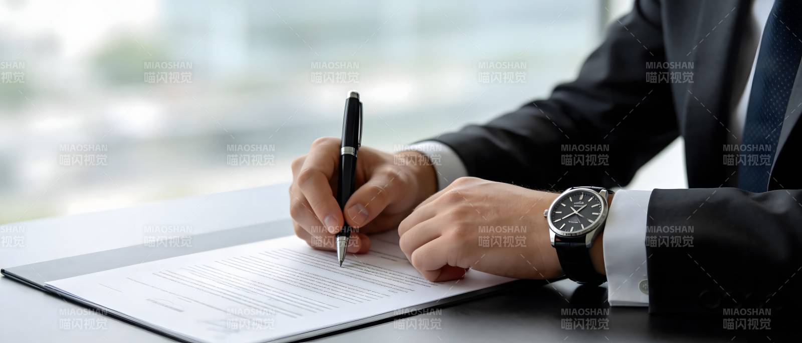 商务人士签署文件场景图片