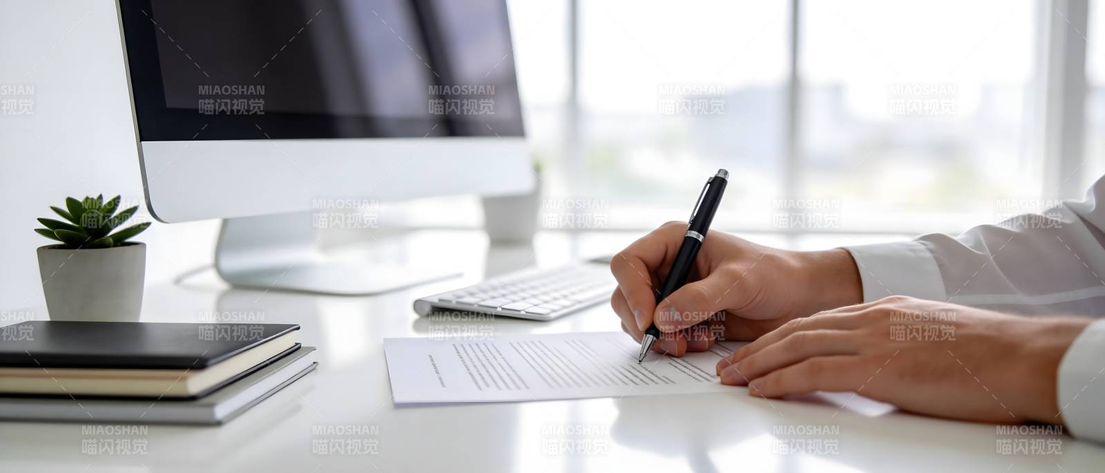 办公桌前签署文件图片