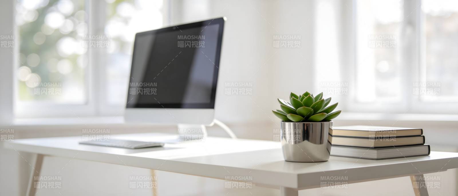 窗边书桌 绿植伴读静时光图片