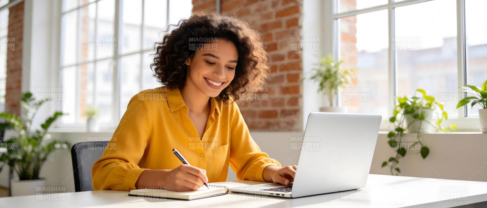 黄衣女子办公微笑记笔记图片