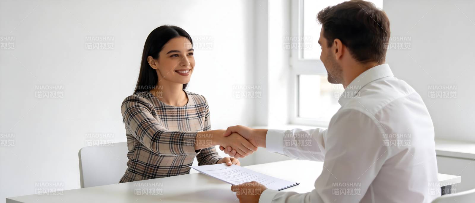 握手达成合作图片