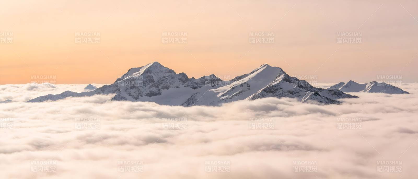 云海之上 雪峰映霞光图片