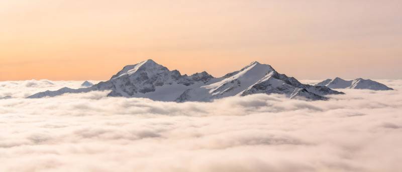云海之上 雪峰映霞光图片