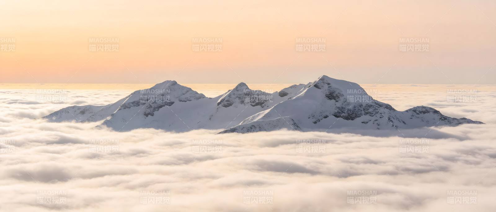 雪山云海 日出金辉图片