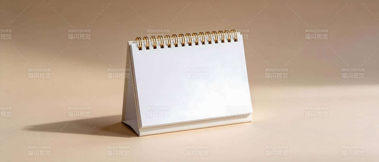 空白台历静置桌面图片