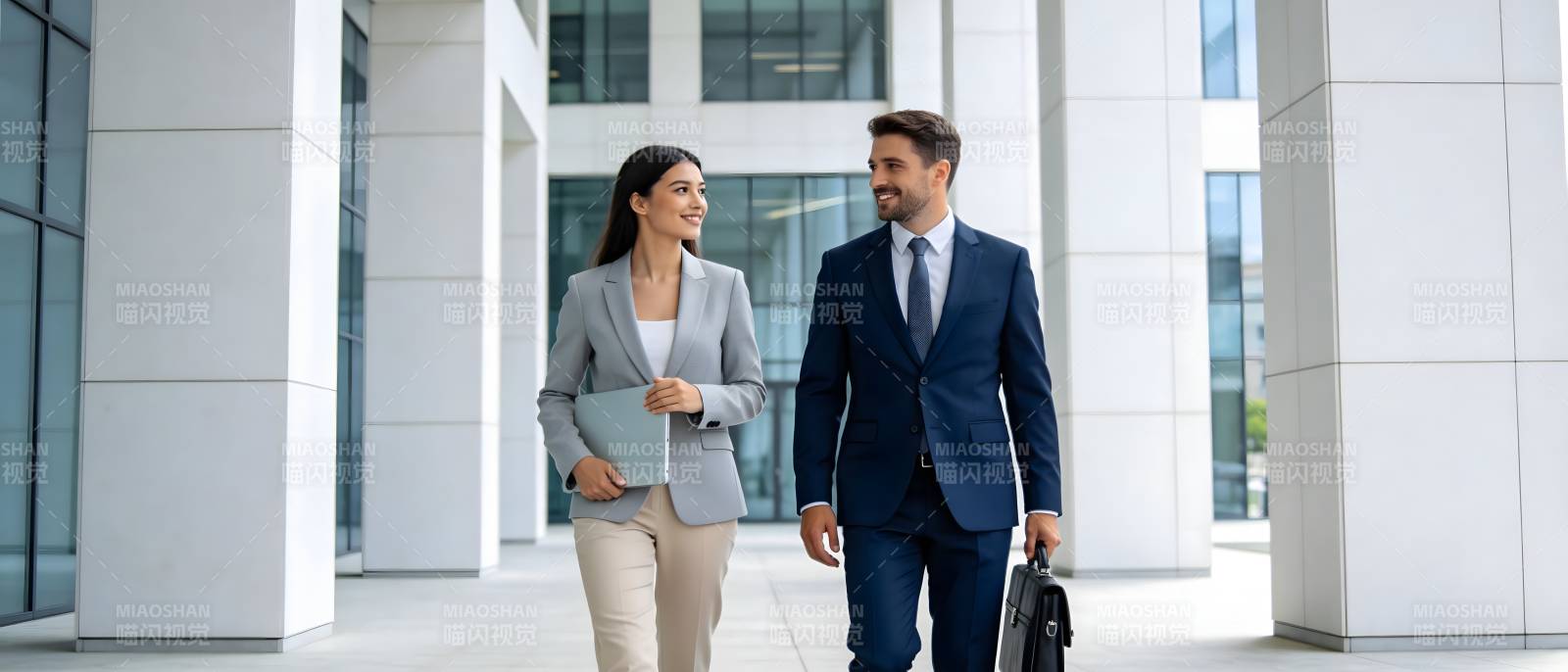 商务人士携手前行图片