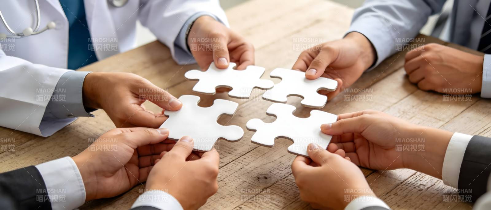 团队协作拼出成功拼图图片