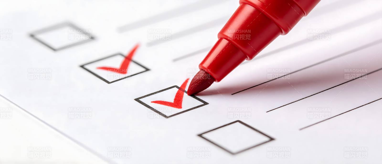 红笔勾选清单 逐项确认完成图片