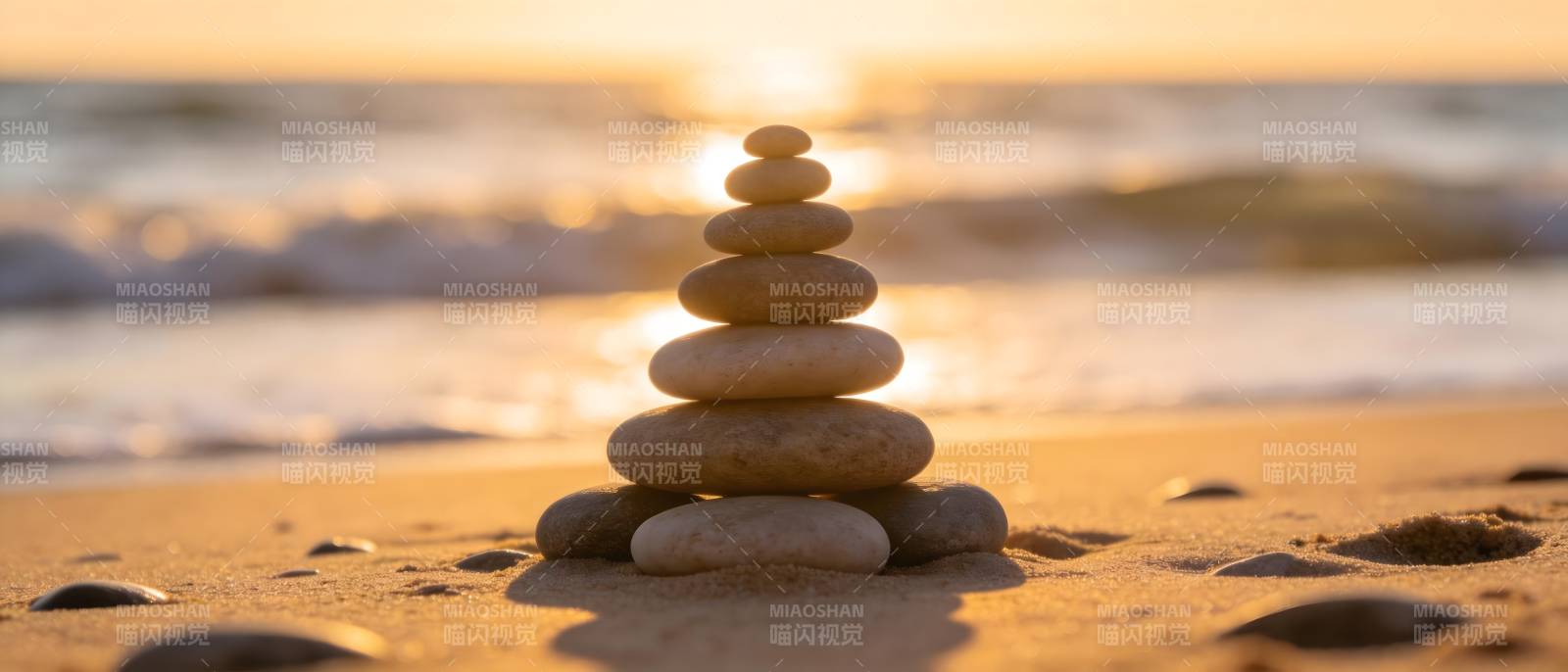 夕阳石塔 海畔禅意图片