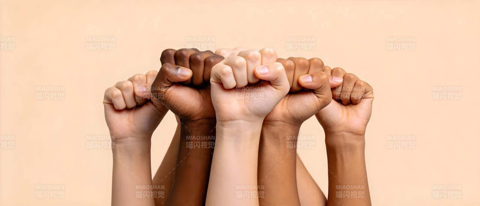 多元肤色握拳 团结力量象征图片
