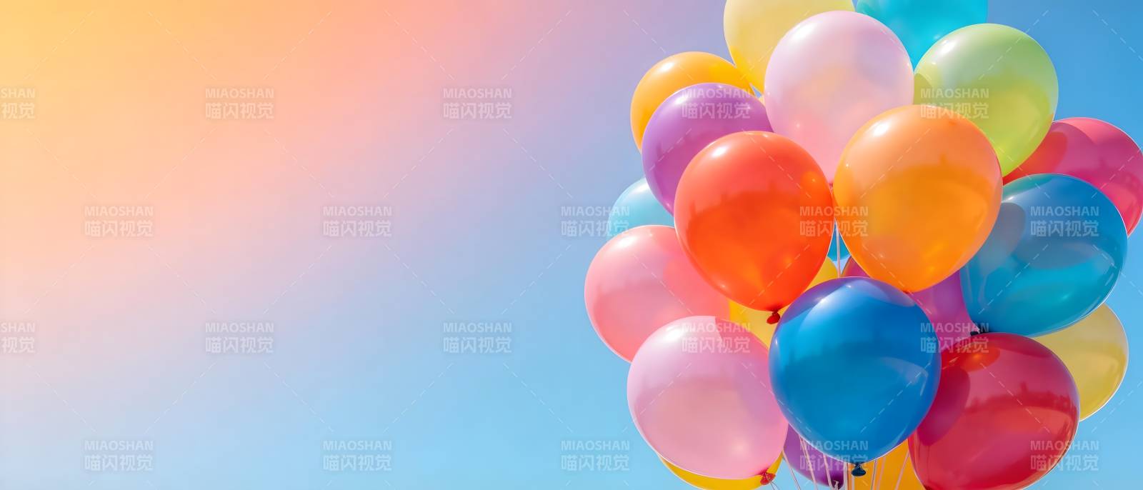 彩色气球飘向蓝天图片