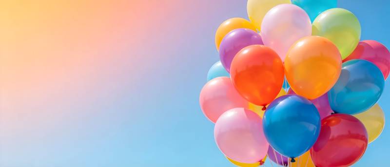 彩色气球飘向蓝天图片