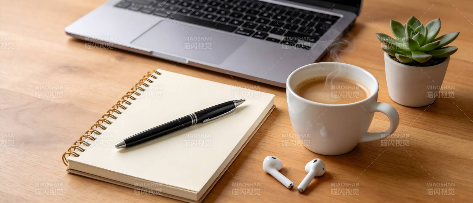 办公桌面 咖啡 笔记与绿植图片