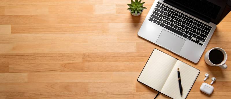 木桌办公 笔记本咖啡小绿植图片