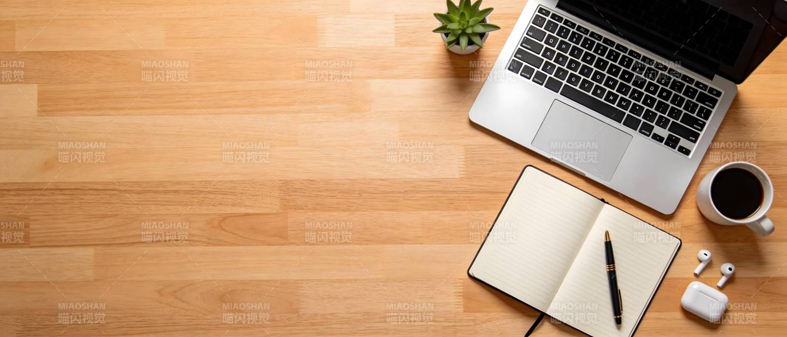 木桌办公 笔记本咖啡小绿植图片